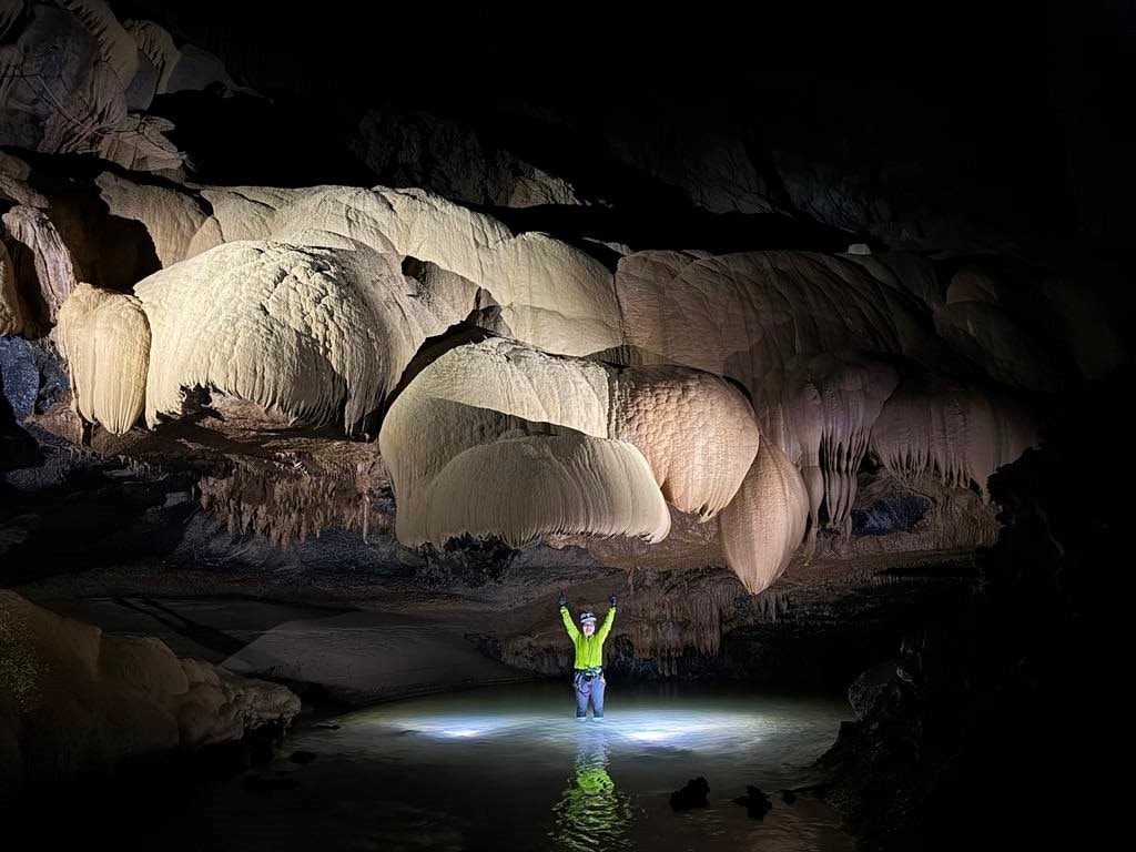 Du lịch mạo hiểm - xu hướng mới ban-se-duoc-cham-tay-vao-rem-mua-thac-nuoc-duoc-tao-thanh-tu-song-ngam-va-ho-thach-nhu-thap-non..jpg