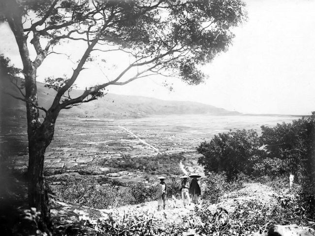 Người xưa đi qua Hoành Sơn quan trên con đường trải dài những bậc đá ở hai bên mái núi. Người xưa đi qua Hoành Sơn quan trên con đường trải dài những bậc đá ở hai bên mái núi.