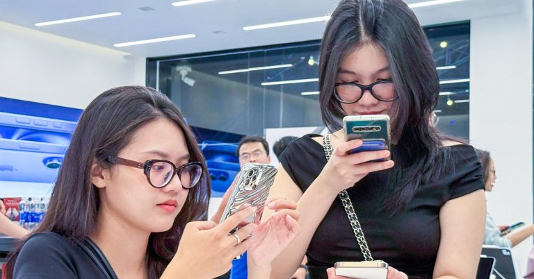 Người Việt chi gần 2.000 tỉ đồng mua iPhone 16, titan sa mạc ‘cháy hàng’