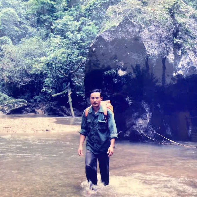 Thời trẻ làm nghề phu trầm, đã góp sức phát hiện và khảo sát đến 400 hang động lớn nhỏ Ông Hồ Khanh khi trẻ với nghề phu trầm (Ảnh: Oxalis Adventure)
