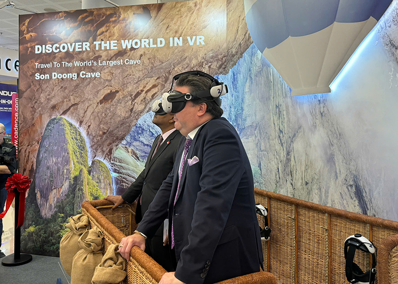 Hình ảnh du lịch Quảng Bình xuất hiện ấn tượng ở các gian hàng của Meta, Google Ông Marc E. Knapper, đại sứ Hoa Kỳ tại Việt Nam trải nghiệm tour thực tế ảo chinh phục Sơn Đoòng-hang động lớn nhất thế giới.