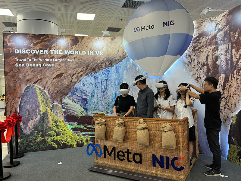 Hình ảnh du lịch Quảng Bình xuất hiện ấn tượng ở các gian hàng của Meta, Google Đại biểu, khách mời trải nghiệm tour thực tế ảo chinh phục Sơn Đoòng, hang động lớn nhất thế giới.
