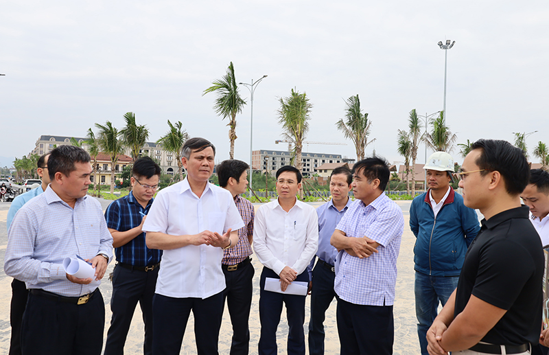 Phát triển du lịch biển và bờ biển phù hợp với quy hoạch của địa phương 2- Đồng chí Chủ tịch UBND tỉnh Trần Thắng chỉ đạo, phát triển dịch vụ du lịch ở bờ biển phải tuân thủ đúng theo quy định của pháp luật.