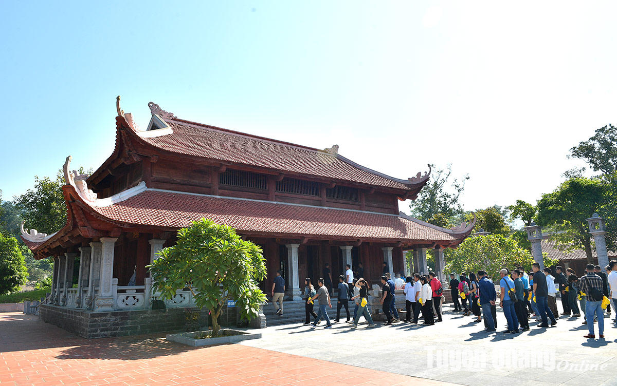 Gần 200 khách du lịch tham quan Khu di tích Quốc gia đặc biệt Tân Trào img 20241006191532