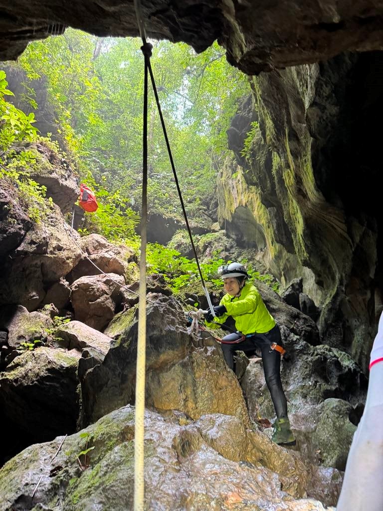 Du lịch mạo hiểm - xu hướng mới loi-vao-hang-nuoc-nut-hep-va-toi.jpg