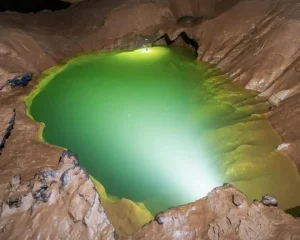 phat hien ho nuoc ky la voi nhiet do va do sau khac thuong o quang binh 1728362021178.webp