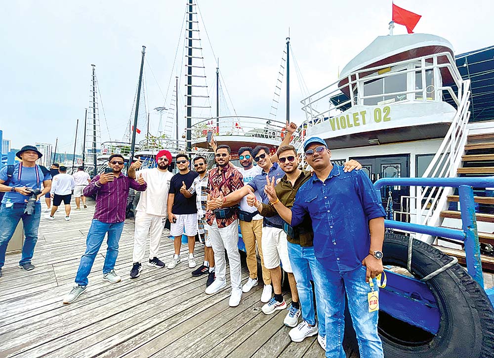 Quảng Ninh khẳng định vị trí trung tâm du lịch quốc tế Du khách Ấn Độ chụp ảnh check-in tại Cảng tàu khách quốc tế trước khi lên tàu tham quan vịnh Hạ Long ảnh: minh đức