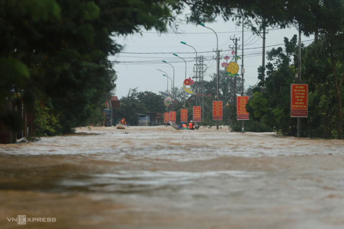 Quảng Bình dừng hoạt động du lịch vì lũ lụt Đường qua xã Cam Thủy huyện Lệ Thủy ngập sâu gần một mét, sáng 29/10. Ảnh: Võ Thạnh