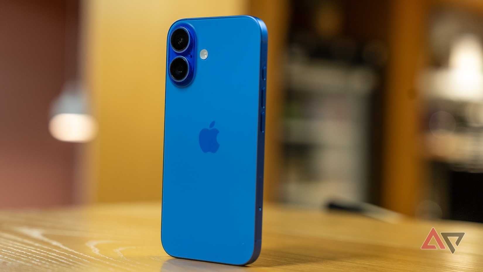 Flagship nào đáng mua 2025? So sánh Galaxy Z Flip 7 và iPhone 16: Flagship nào đáng mua 2025? - 1