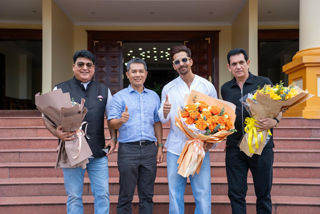 Kỳ vọng du lịch Quảng Trị 'ăn theo' phim 'bom tấn' của Bollywood Tổng giám đốc Oxalis Nguyễn Châu Á tặng hoa, đón đoàn phim Bollywood. Ảnh: Oxalis