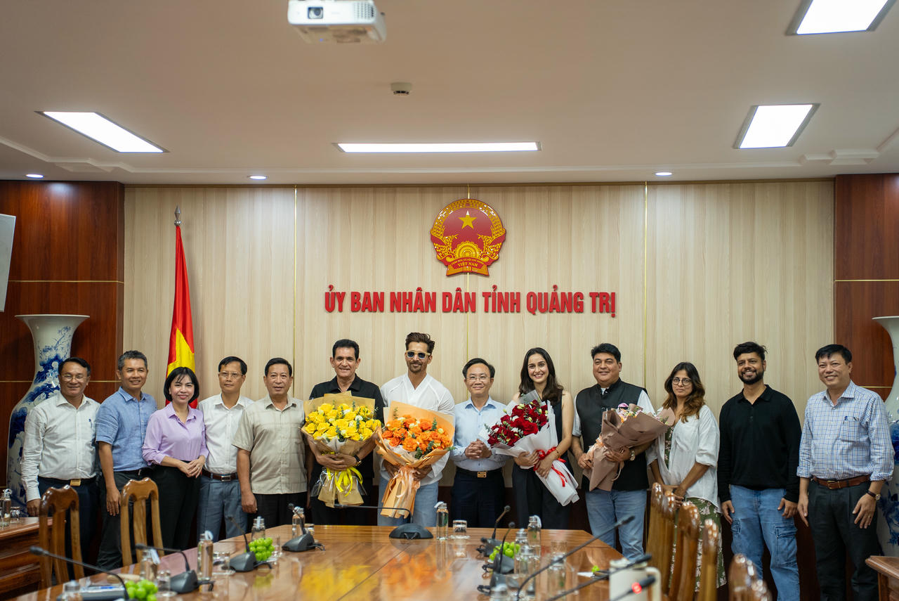 Kỳ vọng du lịch Quảng Trị 'ăn theo' phim 'bom tấn' của Bollywood UBND tỉnh Quảng Trị cùng Sở Du lịch, Ban quản lý Vườn quốc gia Phong Nha - Kẻ Bàng và Công ty Oxalis tiếp đón chu đáo, thân thiện đoàn phim Bollywood. Ảnh: Oxalis