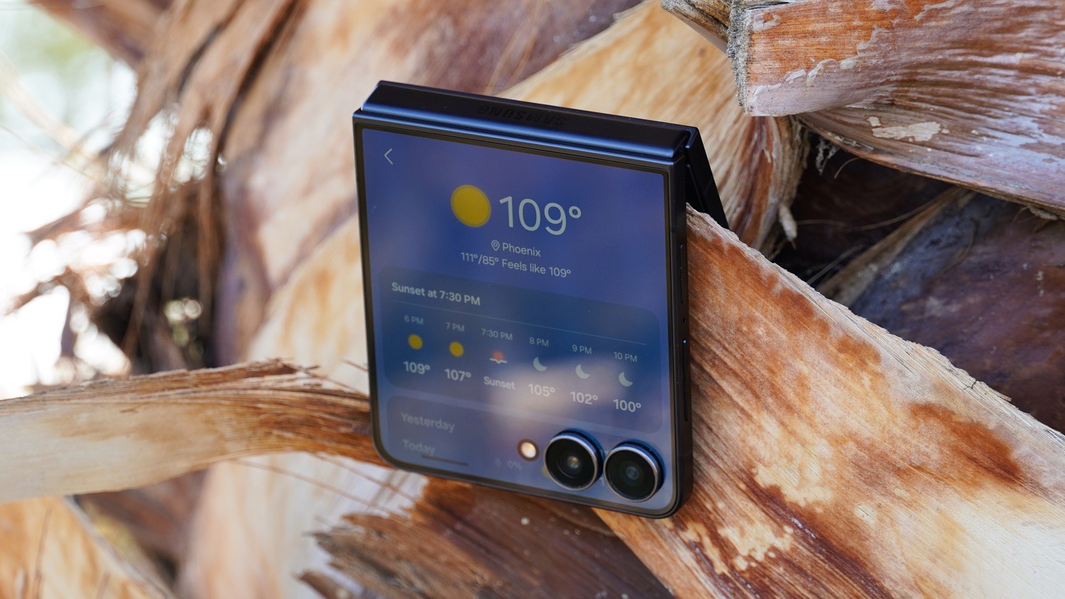 Flagship nào đáng mua 2025? So sánh Galaxy Z Flip 7 và iPhone 16: Flagship nào đáng mua 2025? - 7