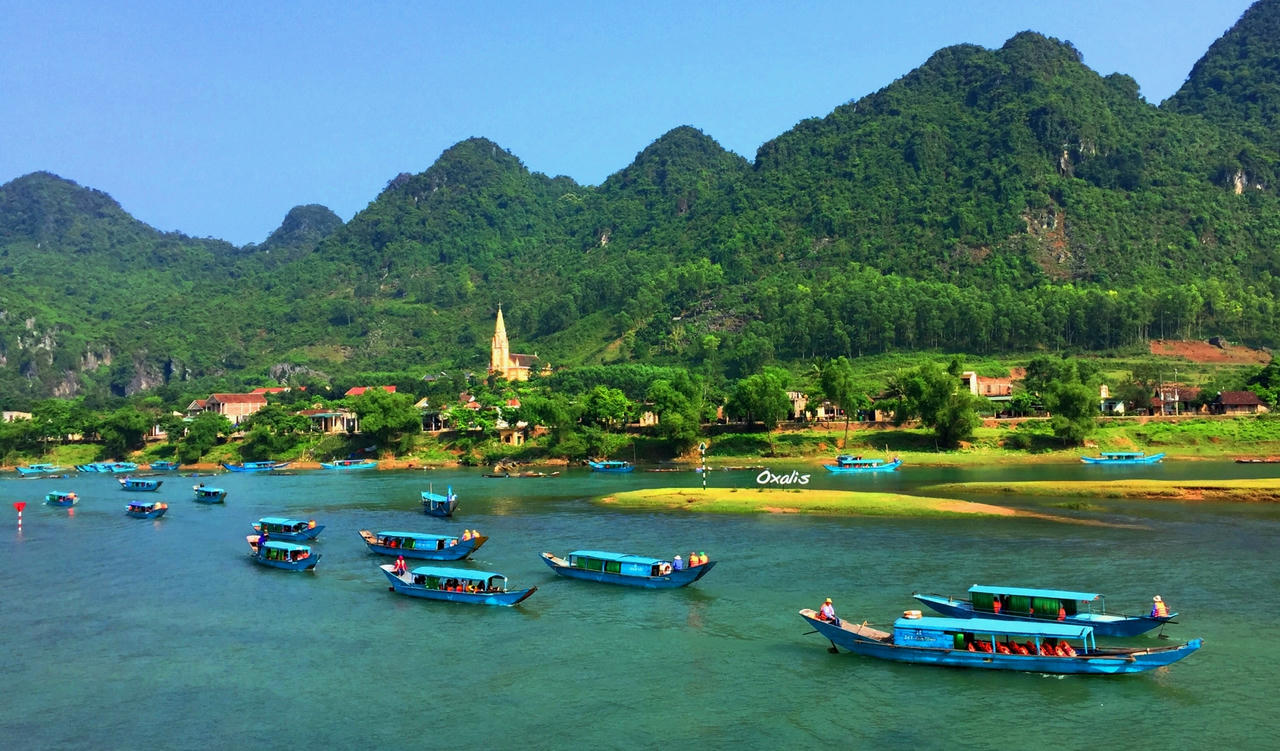 Kỳ vọng du lịch Quảng Trị 'ăn theo' phim 'bom tấn' của Bollywood Thuyền du lịch tập nập chở khách vào tham quan động Phong Nha.