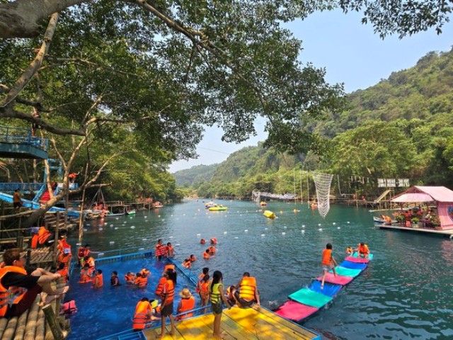 Du lịch Quảng Bình bứt tốc khi đón hơn 2,1 triệu lượt khách trong 5 tháng đầu năm 2025. Du lịch Quảng Bình bứt tốc khi đón hơn 2,1 triệu lượt khách trong 5 tháng đầu năm 2025.