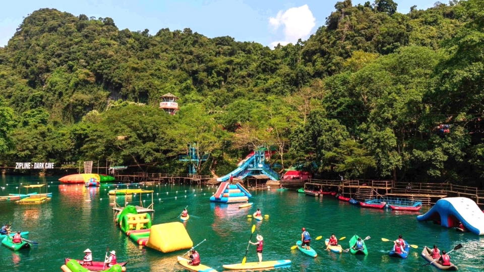 du_khach_trai_nghiem_dich_vu_giai_tri_duoi_nuoc.jpg