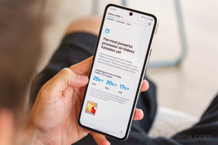 Galaxy Z Flip5 rẻ nhất phân khúc màn gập, AI xịn vượt mặt iPhone 16, giá rẻ bỏ xa iPhone 13 galaxy z flip5 12