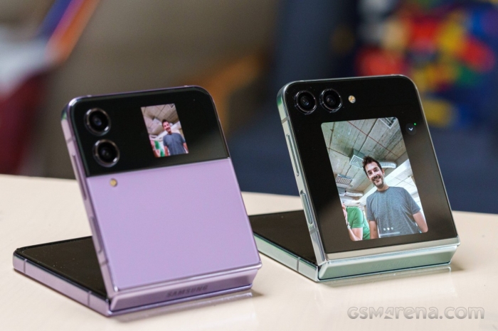 Galaxy Z Flip5 rẻ nhất phân khúc màn gập, AI xịn vượt mặt iPhone 16, giá rẻ bỏ xa iPhone 13 galaxy z flip5 3