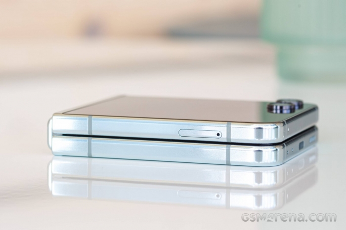 Galaxy Z Flip5 rẻ nhất phân khúc màn gập, AI xịn vượt mặt iPhone 16, giá rẻ bỏ xa iPhone 13 galaxy z flip5 4