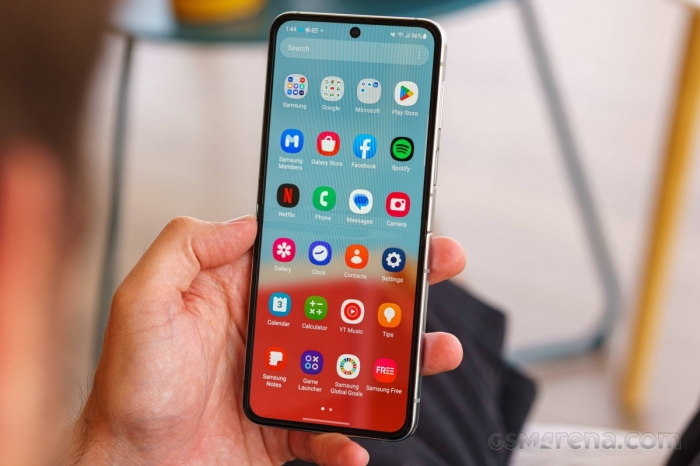 Galaxy Z Flip5 rẻ nhất phân khúc màn gập, AI xịn vượt mặt iPhone 16, giá rẻ bỏ xa iPhone 13 galaxy z flip5 5