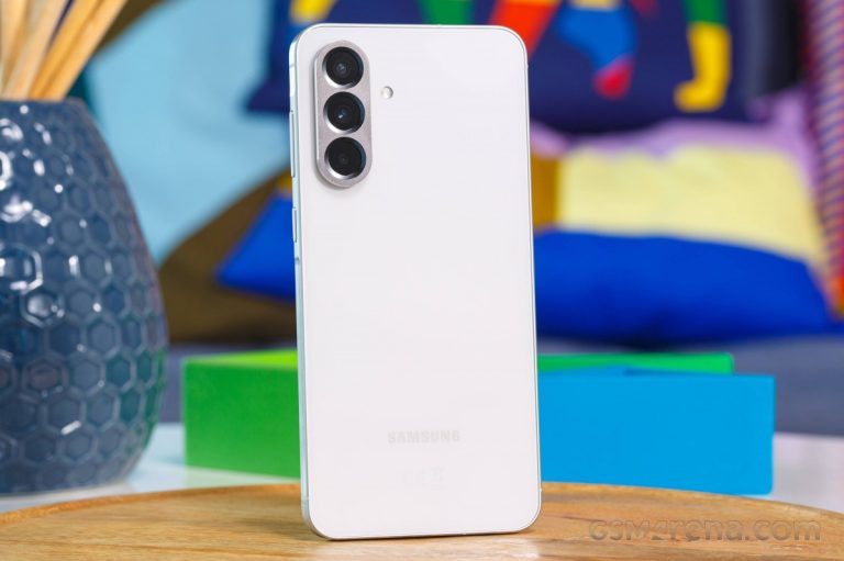 Galaxy A56 5G rẻ như bèo, vua tầm trung mới nhất của Samsung, màn 120Hz nhanh gấp đôi iPhone 16