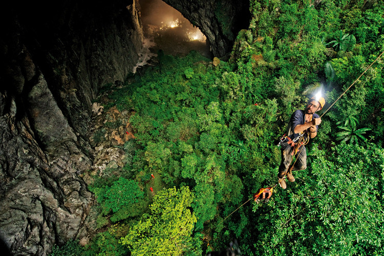 Nữ du khách Hà Nội mang cờ Tổ quốc chinh phục hang Sơn Đoòng, xúc động tột cùng hang son doong lot top 7 diem tham quan duoi long dat dep nhat the gioi 1382