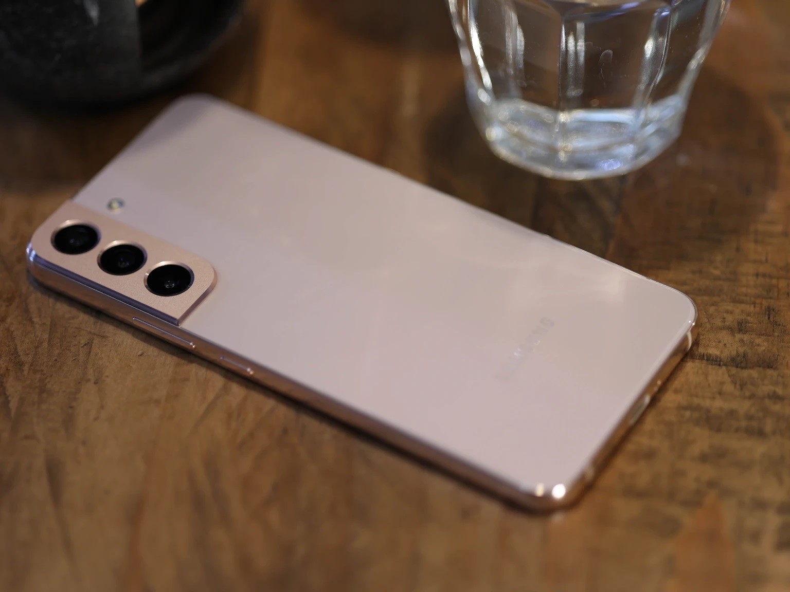 Galaxy S22 Plus rẻ kỷ lục hơn 6 triệu, trang bị ăn đứt iPhone 16 Plus, so kè iPhone 17 mới samsung-galaxy-s22-plus-t4-3-1681439435.jpg