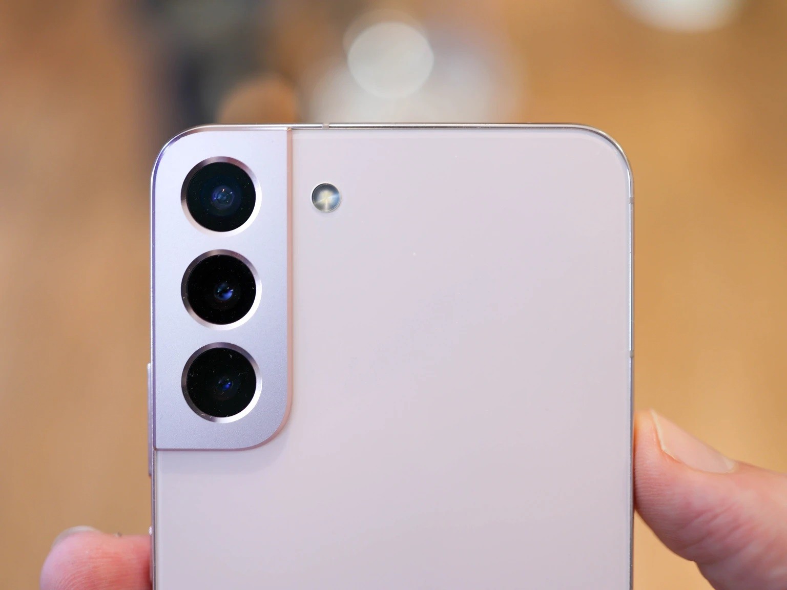 Galaxy S22 Plus rẻ kỷ lục hơn 6 triệu, trang bị ăn đứt iPhone 16 Plus, so kè iPhone 17 mới samsung-galaxy-s22-plus-t4-4-1681439435.jpg