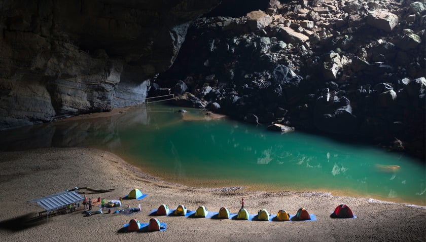 Hiện du khách không thể tự tham quan hang động này mà cần đi theo tour của Oxalis Adventure, công ty duy nhất được cấp phép khai thác.  Tour có giá khoảng 70 triệu đồng, kéo dài bốn ngày ba đêm