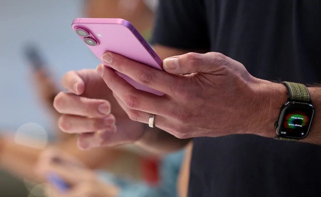 iPhone 16: Apple đang 'làm khó' người dùng? Apple đang 'cố tình' làm khó người dùng muốn mua iPhone 16? - Ảnh 1.