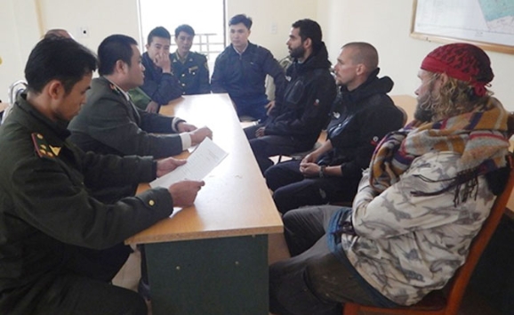 3 người nước ngoài du lịch ‘chui’ đến Sơn Đoòng bị phạt