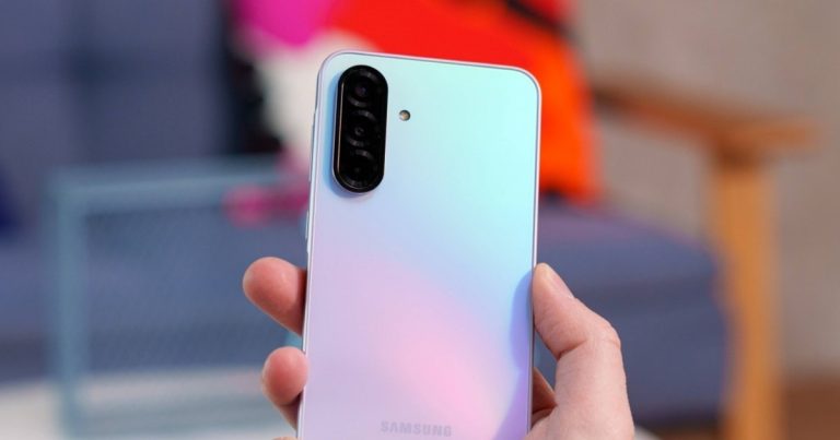 Chiếc smartphone là “vua tầm trung” đang cháy hàng vì quá “sang xịn”, mạnh mẽ vượt iPhone 16 mà giá bình dân