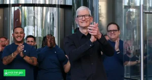 1758594924 co phieu apple tro lai sac xanh thoi gian cho giao dong iphone 17 dai hon iphone 16.webp