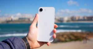 62770 130322 000 lead iphone 16e 3 xl 1758011055220 1758011055432323376091 8 0 678 1280 crop 17580113828121584022954