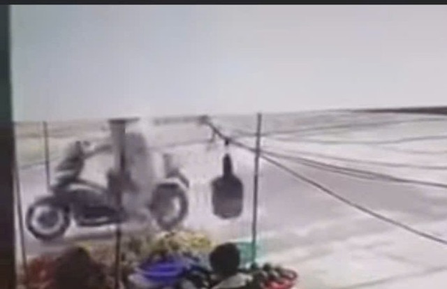 Tin sáng 11/9: Kho bạc Nhà nước nói về lí do các đơn vị chậm trả lương tháng 8; chụp trộm thẻ ngân hàng của người khác để mua iPhone 16 trên Shopee - Ảnh 2. Tin sáng 11/9: Kho bạc Nhà nước nói về lí do các đơn vị chậm trả lương tháng 8; chụp trộm thẻ ngân hàng của người khác để mua iPhone 16 trên Shopee - Ảnh 2.