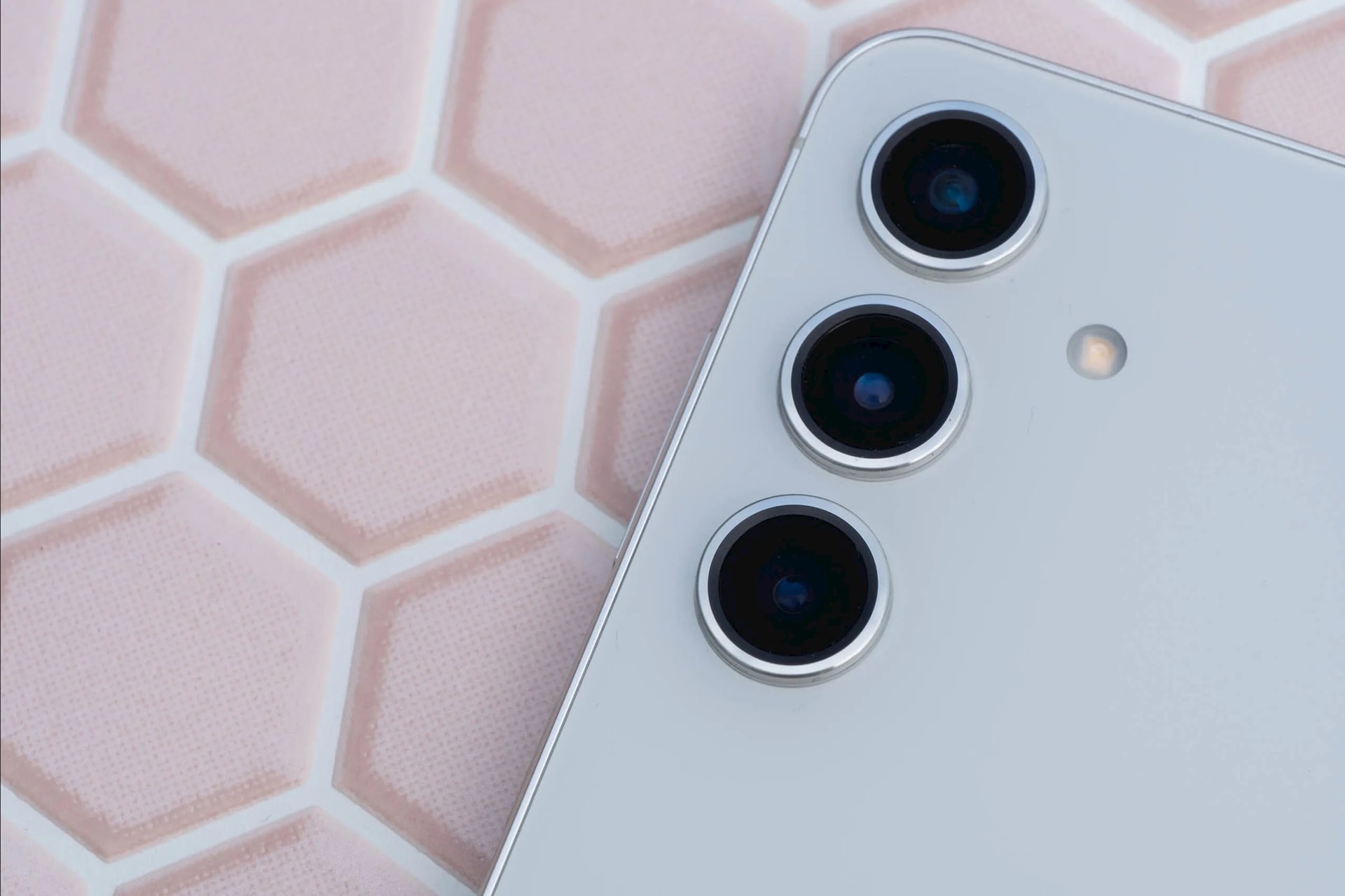 AI Phone giá rẻ “đe nẹt” iPhone 16 galaxy s24