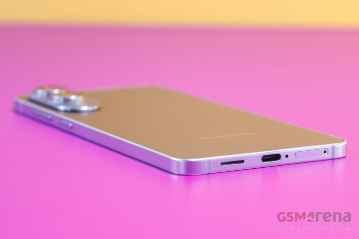 Galaxy S25 Edge giảm kỷ lục gần chục triệu đầu tháng 9, đại chiến iPhone 16 Pro Max