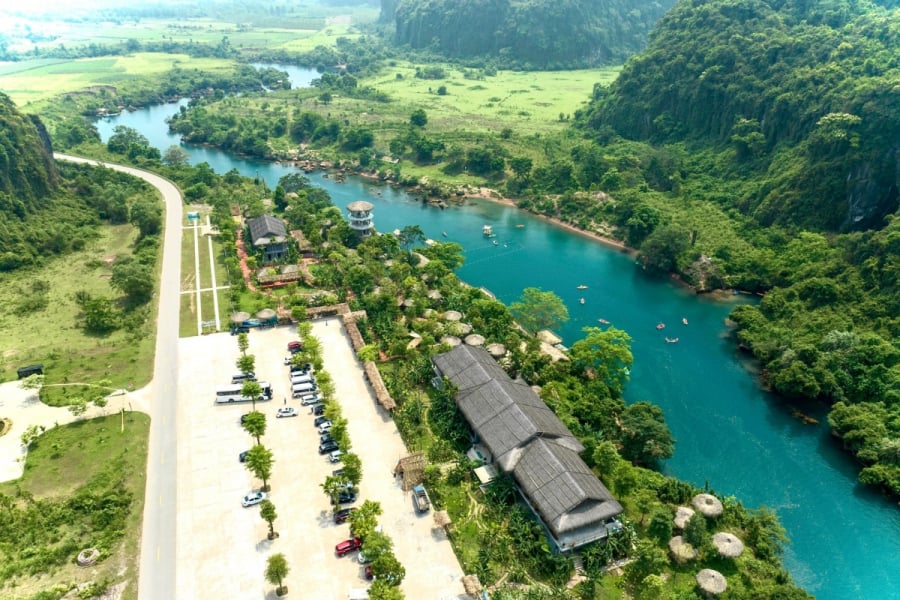 Toàn cảnh xanh mướt của Hava Valley, nơi núi rừng và sông suối giao hòa tuyệt đẹp.