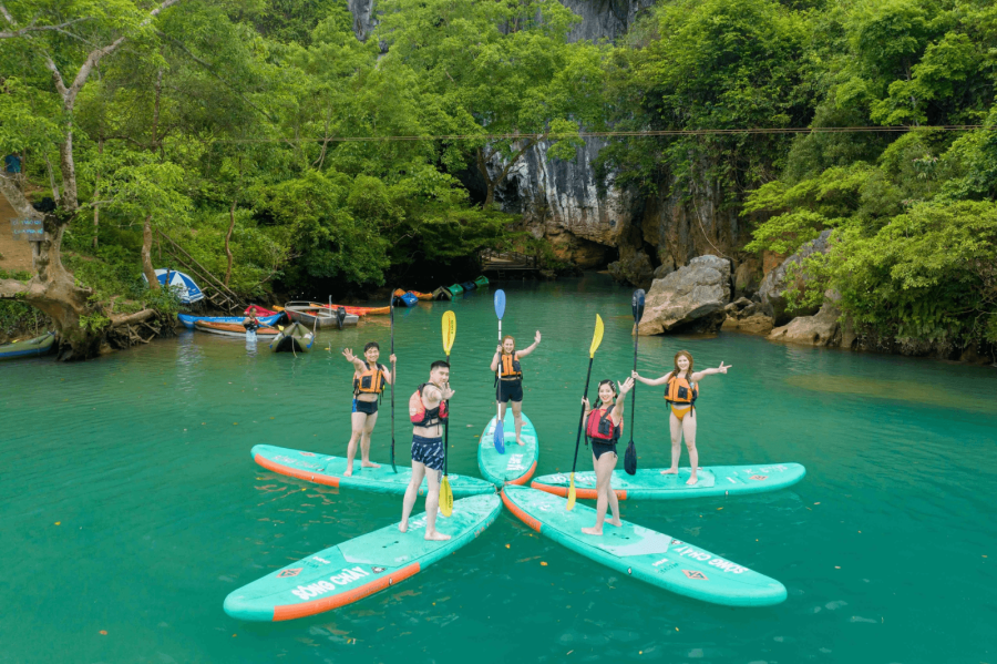 Du khách hào hứng trải nghiệm chèo SUP trên dòng sông trong vắt ở Sông Chày – Hang Tối.