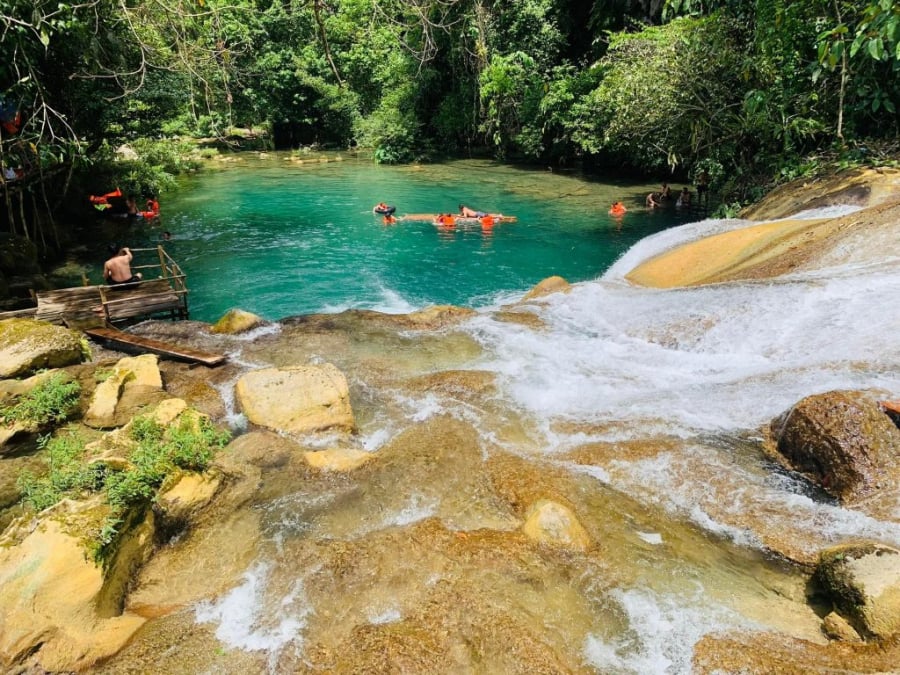 Dòng nước mát lạnh ở Suối Chà Cùng, điểm đến lý tưởng để trekking và tắm suối.