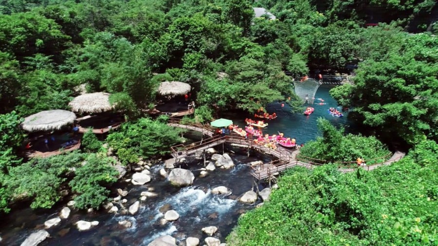 Suối Moọc thơ mộng với cây cầu gỗ và làn nước xanh ngọc bích cuốn hút mọi ánh nhìn.