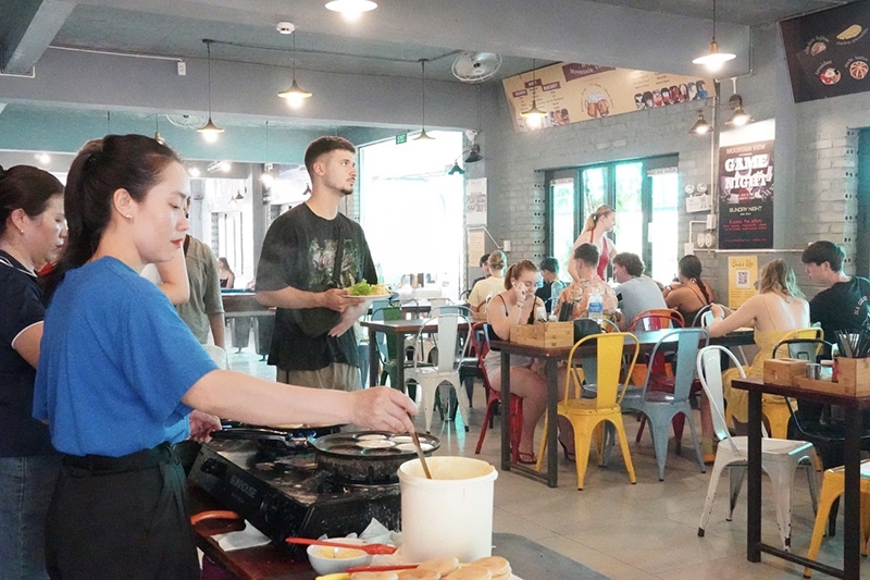 Các doanh nghiệp du lịch vùng cao ở Quảng Bình lâm vào cảnh “khát” nhân lực, đặc biệt là nhân lực chất lượng cao. Các doanh nghiệp du lịch vùng cao ở Quảng Bình lâm vào cảnh “khát” nhân lực, đặc biệt là nhân lực chất lượng cao.