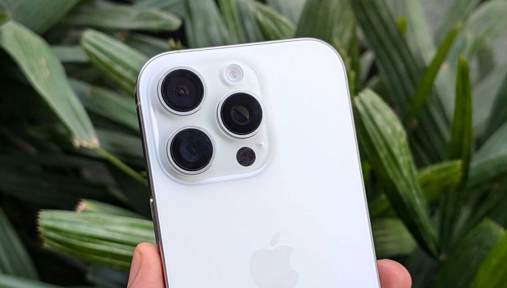 Tại sao nên bỏ qua iPhone 17 để mua iPhone 16 Pro? iPhone 16 Pro màu trắng