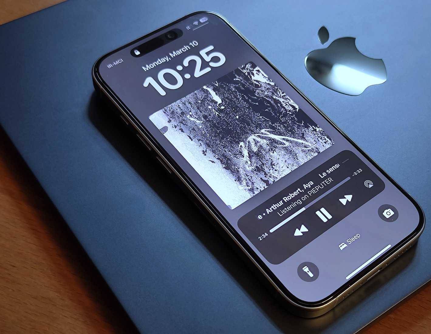 Tại sao nên bỏ qua iPhone 17 để mua iPhone 16 Pro? iPhone 16 Pro được đặt trên MacBook Air