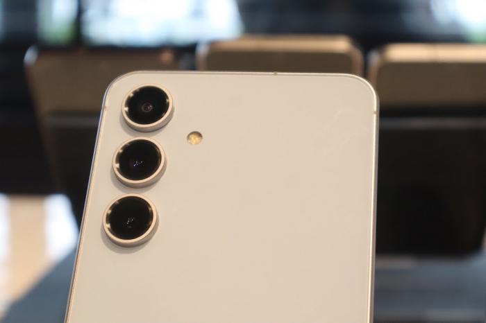 Vua AI giá mềm, hấp dẫn áp đảo iPhone 16, iPhone 17 galaxy s24 fe 5