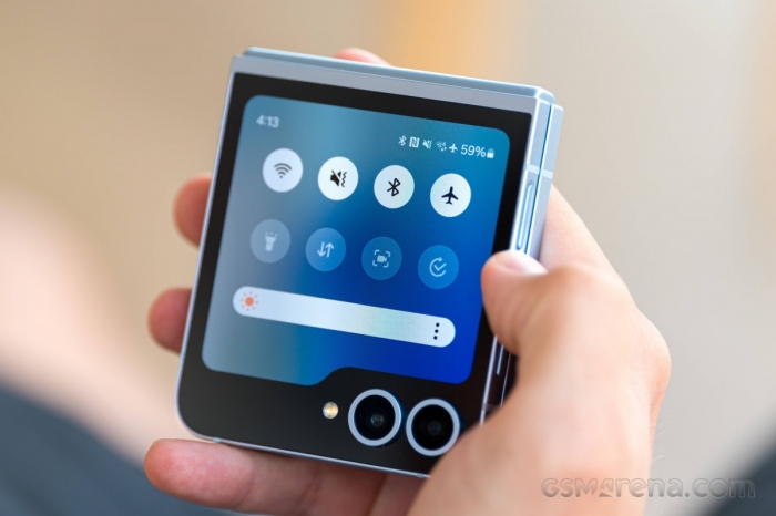 Galaxy Z Flip6 giá rẻ chưa từng có, AI xịn bỏ xa iPhone 16, smartphone gập được lòng phái đẹp galaxy z flip6 7