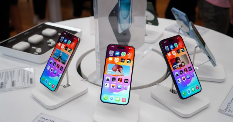 iPhone đời cũ tăng giá tiền triệu, điều gì đang xảy ra?
