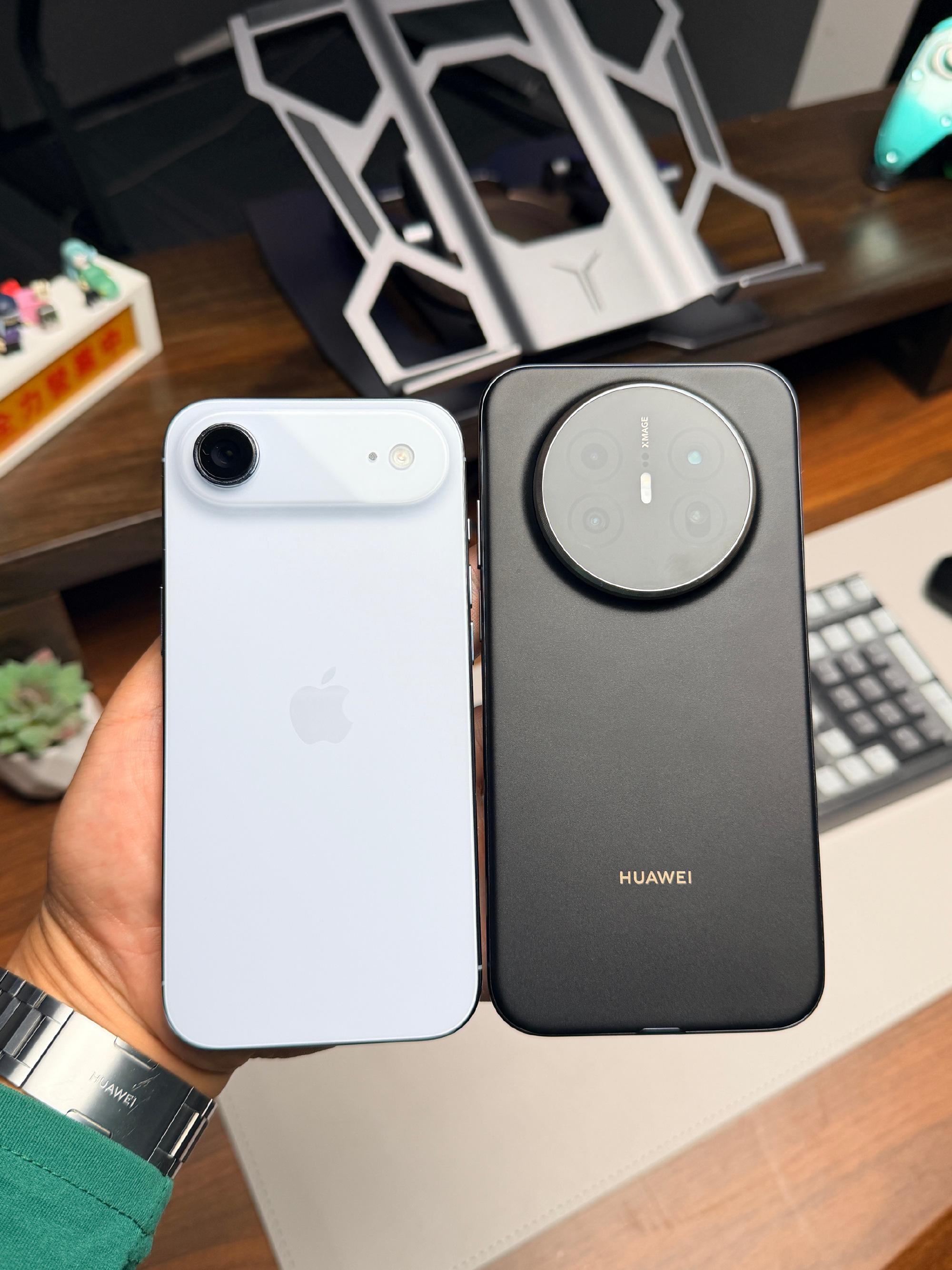 Pin to gấp đôi, có tận 3 camera Huawei ra mắt điện thoại siêu mỏng giá bằng nửa iPhone Air nhưng trông lạ lắm: Pin to gấp đôi, có tận 3 camera - Ảnh 4.