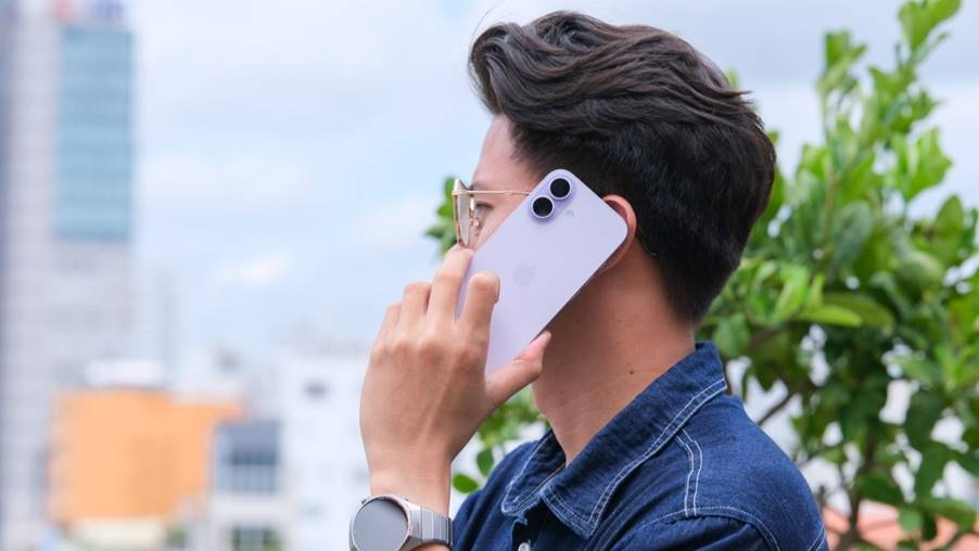 iPhone 17 có màn hình lớn hơn nhưng vẫn gọn gàng.