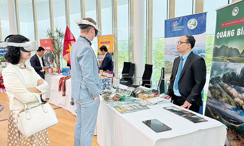 Chuyển đổi số-cú hích để du lịch vươn xa Tour thực tế ảo chinh phục Sơn Đoòng của Công ty Oxalis mang lại trải nghiệm thú vị cho du khách.