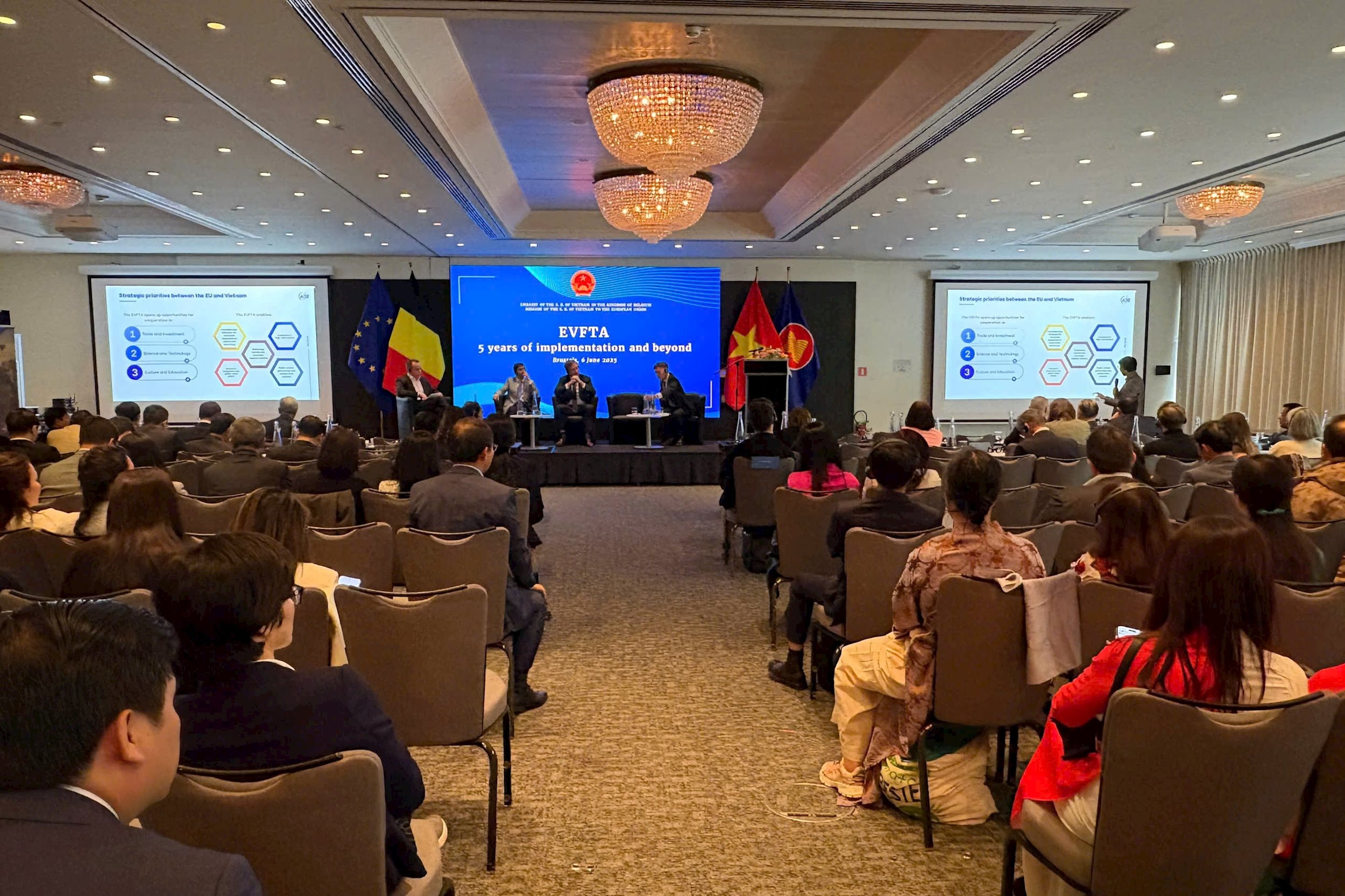 Quảng Bình xúc tiến đầu tư và quảng bá du lịch tại Bỉ z6681143787979_36a3e2851199ee4f30dacf0ded4ee4c6.jpg